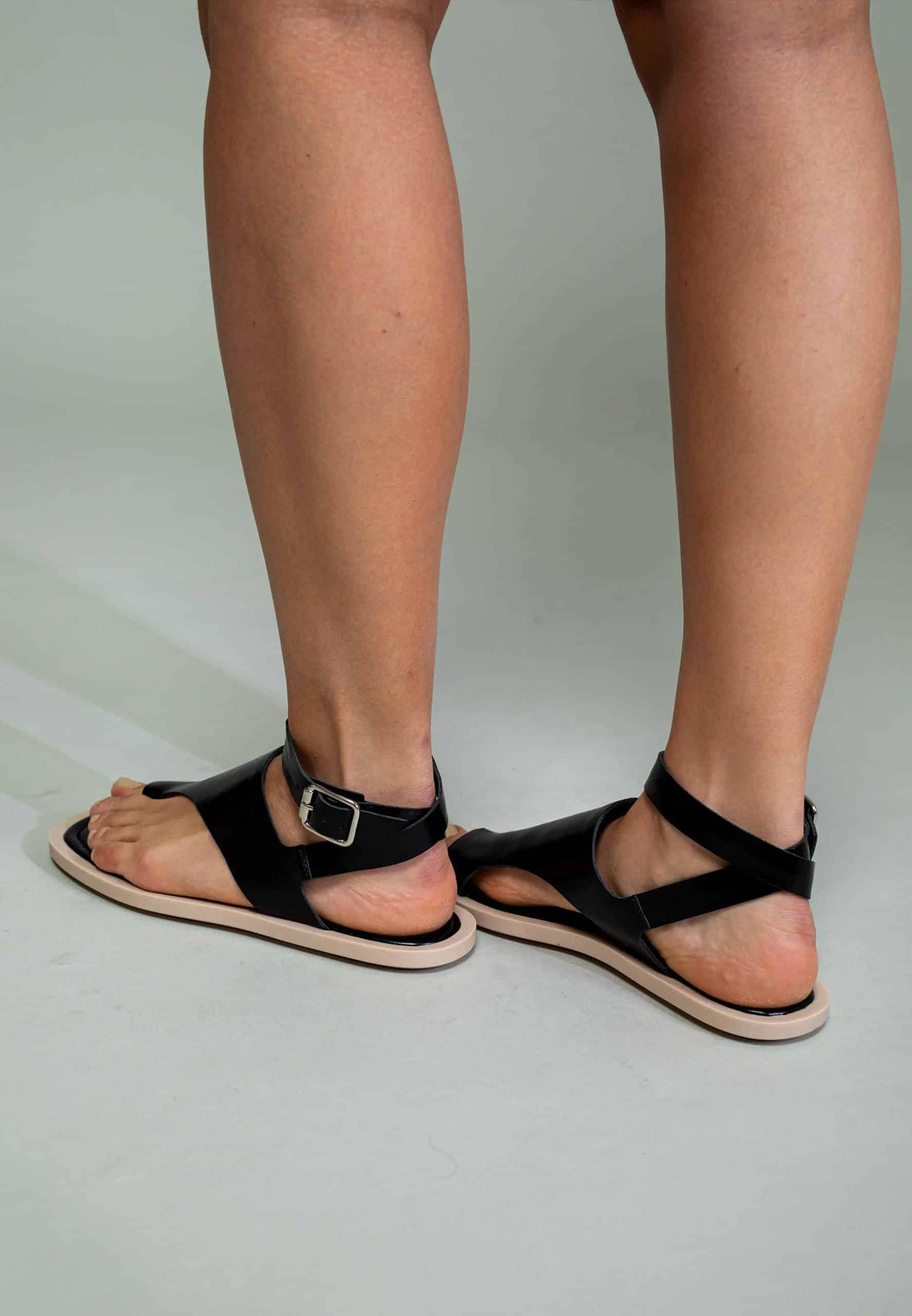 Elegant Mangará Paineira Toe-Ring Sandals made of high-quality leather with a unique toe-ring design and adjustable ankle strap.